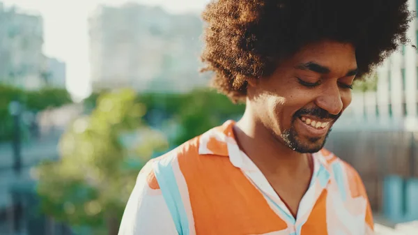 Nahaufnahme Eines Jungen Afroamerikaners Der Hemd Trägt Die Kamera Schaut — Stockfoto