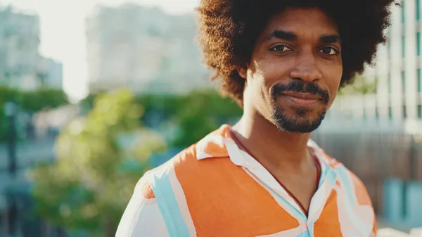 Retrato Cerca Del Joven Afroamericano Con Camisa Mirando Cámara Sonriendo — Foto de Stock