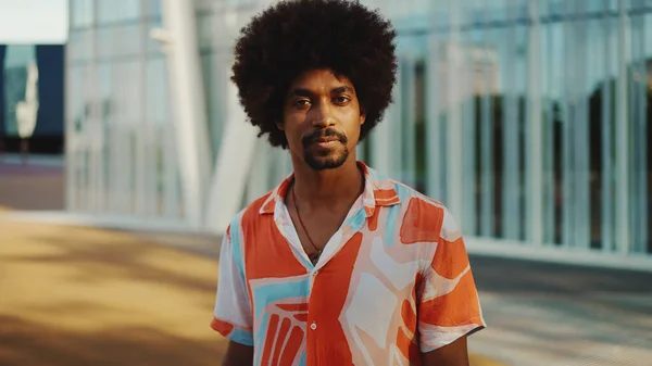 Gros Plan Portrait Jeune Afro Américain Souriant Portant Une Chemise — Photo