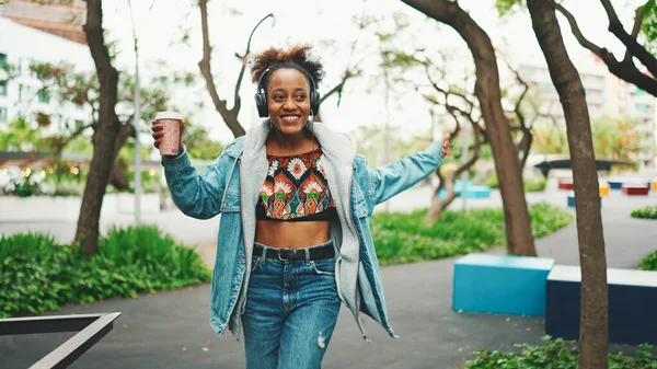 Chica Africana Sonriente Con Cola Caballo Vistiendo Chaqueta Mezclilla Parte — Foto de Stock