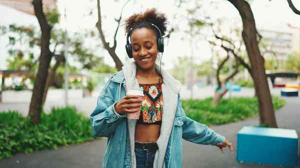 Chica Africana Sonriente Con Cola Caballo Vistiendo Chaqueta Mezclilla Parte —  Fotos de Stock