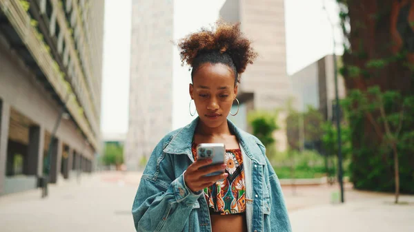 Close Menina Africana Vestindo Jaqueta Ganga Topo Colheita Com Padrão — Fotografia de Stock