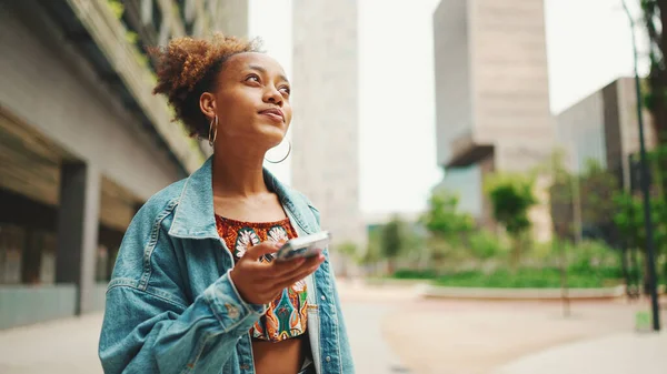 Detailní Africká Dívka Džínové Bundě Obilí Top Národním Vzorem Jde — Stock fotografie