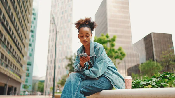Африканская Девушка Хвостиком Джинсовой Куртке Оставляет Голосовое Сообщение Мобильном Телефоне — стоковое фото