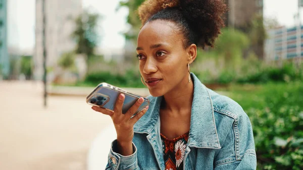 Kuyruklu Kot Ceketli Afrikalı Bir Kız Cep Telefonuna Modern Şehir — Stok fotoğraf