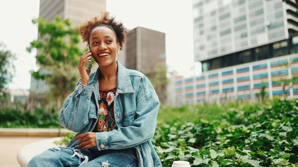 Красивая Африканская Девушка Хвостиком Джинсовой Куртке Разговаривает Мобильному Телефону Современном — стоковое фото
