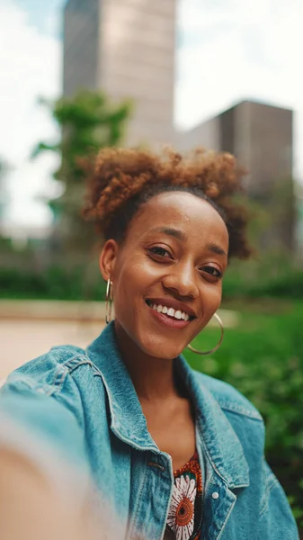 Primer Plano Portret Linda Chica Africana Con Cola Caballo Uso — Foto de Stock