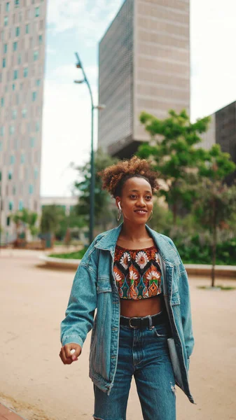 Одяг Затишна Африканська Дівчинка Хвостиком Одягнена Джинсову Куртку Городі Національним — стокове фото
