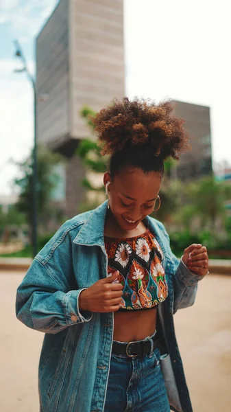 Primer Plano Niña Africana Sonriente Con Cola Caballo Con Chaqueta — Foto de Stock