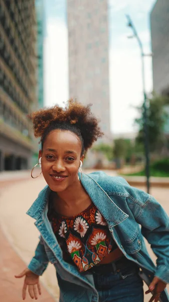 Primer Plano Niña Africana Sonriente Con Cola Caballo Con Chaqueta — Foto de Stock