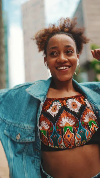 Одяг Усміхнена Африканська Дівчинка Хвостиком Джинсовому Піджаку Городі Національним Візерунком — стокове фото