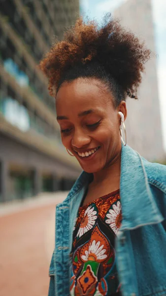 Одяг Усміхнена Африканська Дівчинка Хвостиком Джинсовому Піджаку Городі Національним Візерунком — стокове фото
