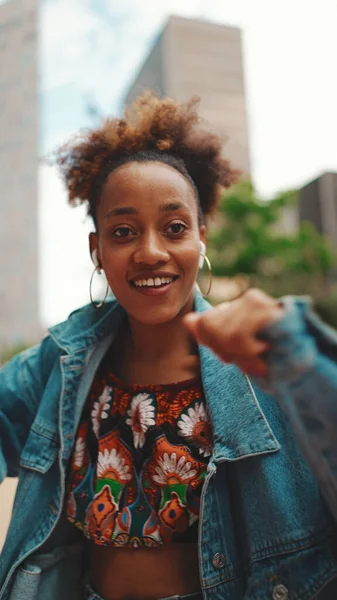 Close Sorrindo Menina Africana Com Rabo Cavalo Vestindo Jaqueta Ganga — Fotografia de Stock