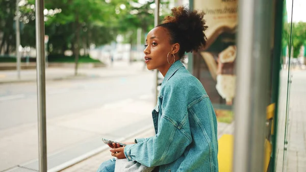 Roztomilá Africká Dívka Culíkem Džínové Bundě Plodině Top Národním Vzorem — Stock fotografie