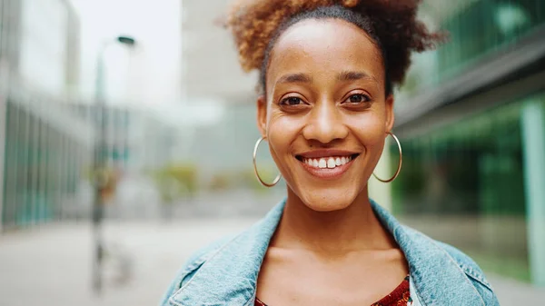 Retrato Frontal Una Chica Africana Con Sonrisa Mirando Cámara — Foto de Stock