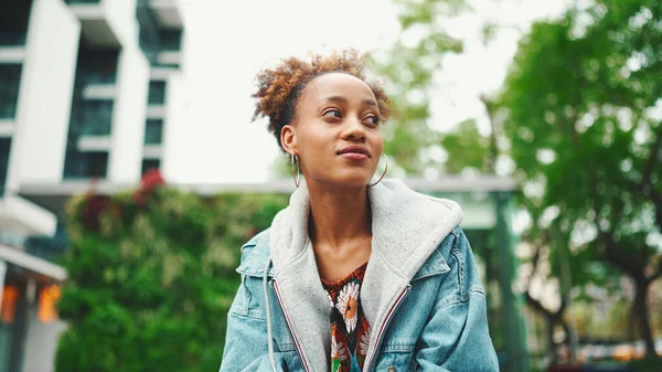 Притисніть Гарну Афро Американську Жінку Хвостиком Джинсовій Куртці Оглядаючись Навколо — стокове фото