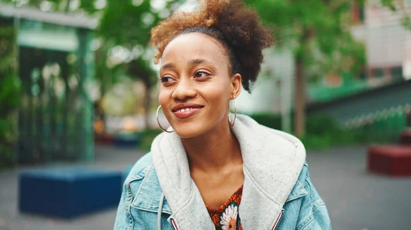 Подстава Милой Молодой Афроамериканской Женщины Хвостиком Джинсовой Куртке Смотрящей Вокруг — стоковое фото