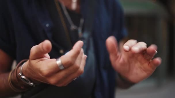 Großaufnahme Männlicher Hände Armbändern Und Ringen Der Mensch Reibt Seine — Stockvideo