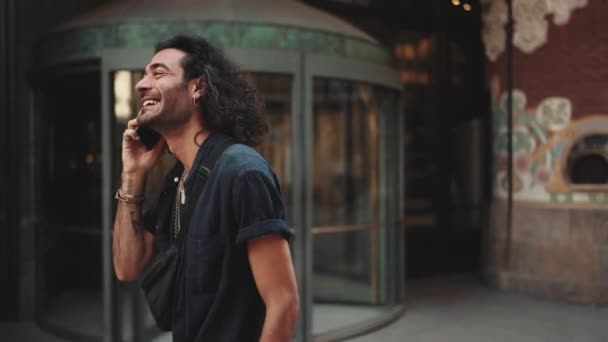 Jeune Homme Italien Attrayant Avec Longs Cheveux Bouclés Chaume Utilise — Video