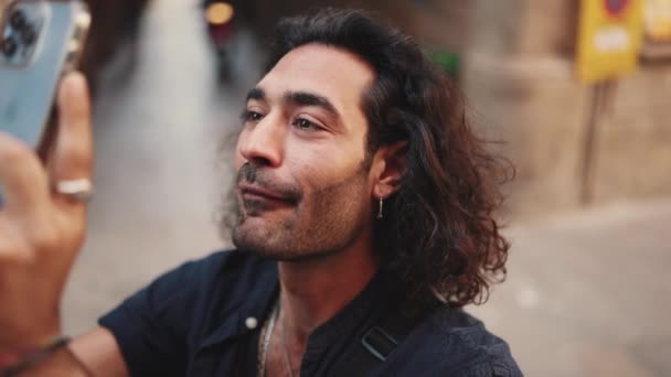 Der Aufgeplusterte Junge Attraktive Italiener Mit Langen Lockigen Haaren Und — Stockvideo