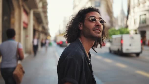Junger Attraktiver Italienischer Typ Mit Langen Lockigen Haaren Und Stoppeln — Stockvideo