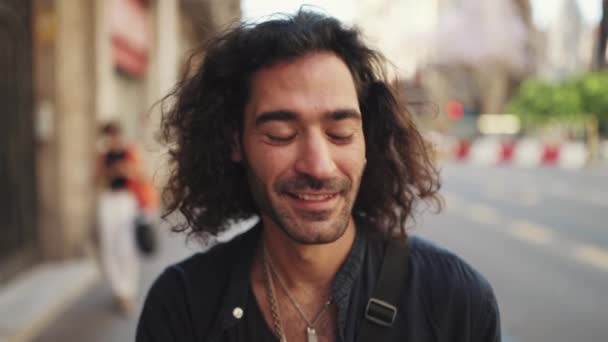 Junger Italiener Mit Langen Lockigen Haaren Und Stoppeln Der Lächelt — Stockvideo