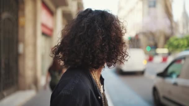 Type Aux Longs Cheveux Bouclés Chaume Met Des Lunettes Soleil — Video