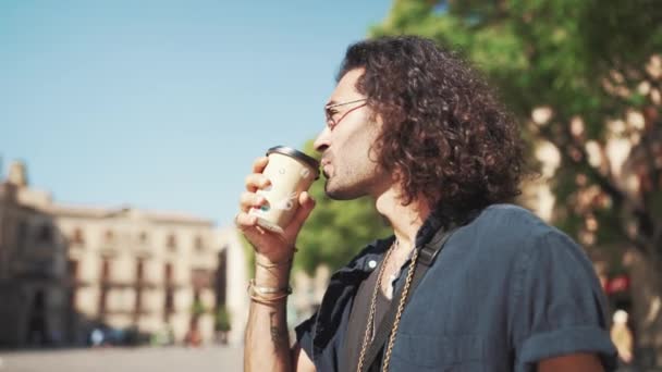 Jovem Italiano Com Longos Cabelos Encaracolados Restolho Está Desfrutando Café — Vídeo de Stock