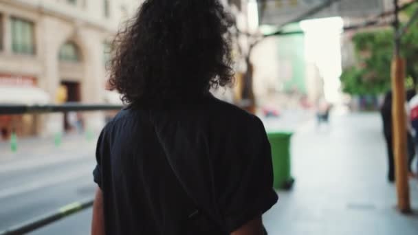 Ein Junger Italiener Mit Langen Lockigen Haaren Und Stoppeln Läuft — Stockvideo