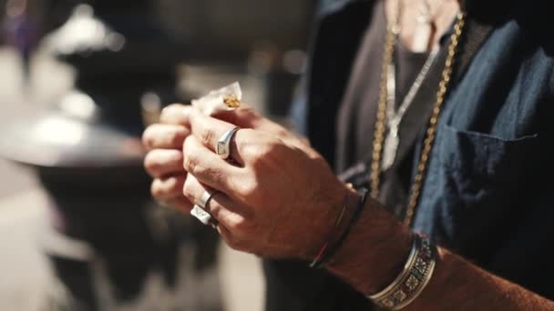 Großaufnahme Männlicher Hände Armbändern Und Ringen Rollt Zigarette Männliche Hände — Stockvideo