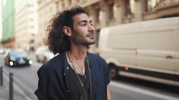 Junger Italiener Mit Langen Lockigen Haaren Und Stoppeln Geht Auf — Stockvideo