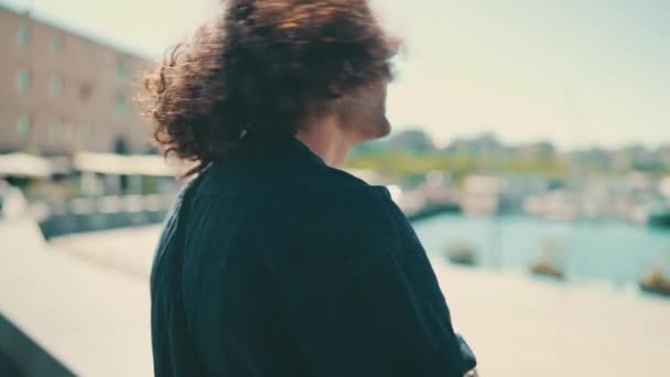 머리가 곱슬곱슬 선글라스를 이탈리아 항구에 요트를 바라봅니다 — 비디오