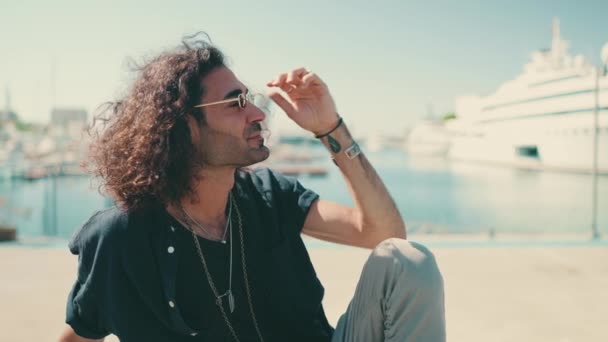Ung Italiensk Kille Med Långt Lockigt Hår Och Stubb Solglasögon — Stockvideo