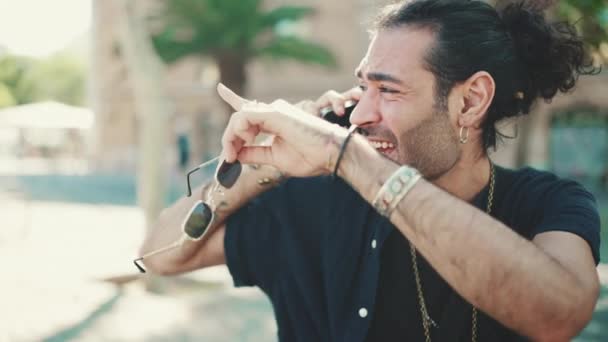 Aantrekkelijke Italiaanse Man Met Paardenstaart Stoppelbaard Gebruikt Mobiele Telefoon Zittend — Stockvideo