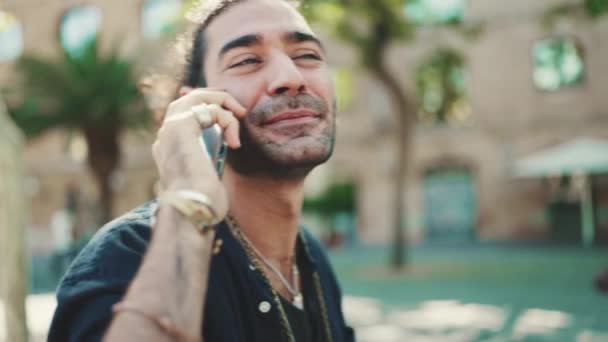 Clouse Atractivo Italiano Con Cola Caballo Rastrojo Está Utilizando Teléfono — Vídeos de Stock