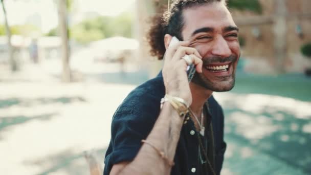 Aantrekkelijke Italiaanse Man Met Paardenstaart Stoppelbaard Gebruikt Mobiele Telefoon Zittend — Stockvideo