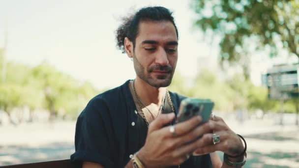 Atraktivní Italský Chlápek Culíkem Strništěm Používá Mobilní Telefon Který Sedí — Stock video
