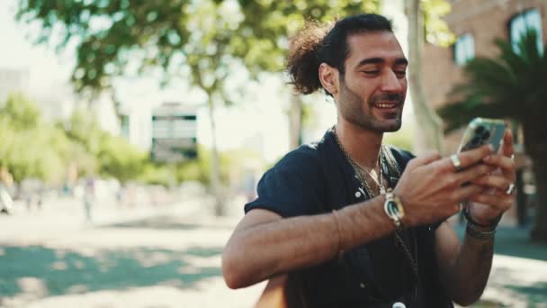 Sonriente Chico Italiano Atractivo Con Cola Caballo Rastrojo Está Utilizando — Vídeos de Stock