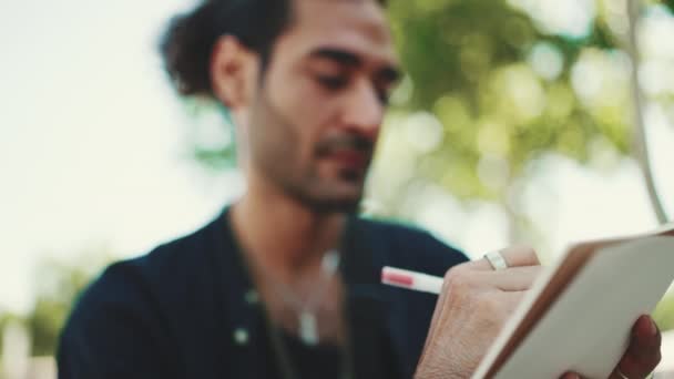 Gros Plan Des Mains Homme Faisant Des Croquis Avec Stylo — Video