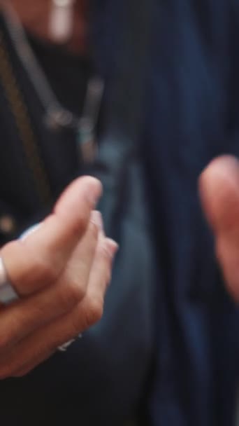 Vertical Video Κοντινό Πλάνο Ανδρικών Χεριών Βραχιόλια Και Δαχτυλίδια Άνθρωπος — Αρχείο Βίντεο