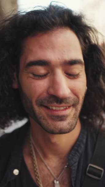 실용적 밖에서 머리가 곱슬곱슬 선글라스를 이탈리아 남자가 카메라를 똑바로 미소짓습니다 — 비디오