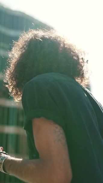 Vertical Video Młody Atrakcyjny Włoch Długimi Kręconymi Włosami Zarostem Używa — Wideo stockowe