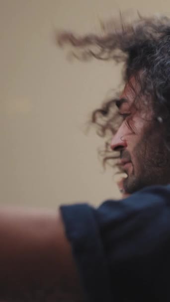 Vertical Video Junger Attraktiver Italienischer Typ Mit Langen Lockigen Haaren — Stockvideo