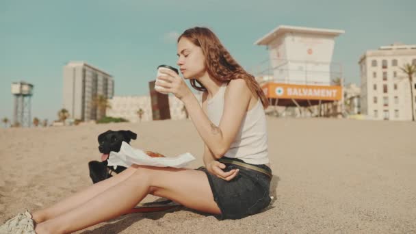 Ora Pranzo Ragazza Carina Seduta Sulla Sabbia Sulla Spiaggia Con — Video Stock