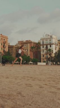 Kumsalda siyah köpekle oynayan, uzun dalgalı beyaz saçlı, tatlı bir kız var. Kız evcil hayvanıyla kumsalda koşuyor.