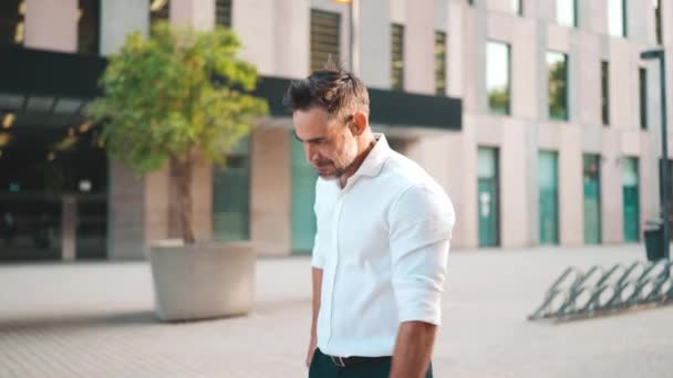 Emotional Smiling Mature Businessman Neat Beard Wearing White Shirt Walking — Stock Video