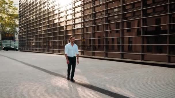 Beyaz Gömlek Giyen Düzgün Sakallı Olgun Adamı Modern Şehrin Sokaklarında — Stok video