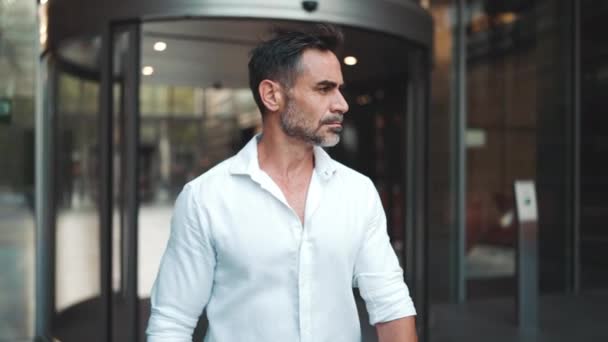 Clouse Mature Businessman Neat Beard Wearing White Shirt Leaves Office — Stockvideo