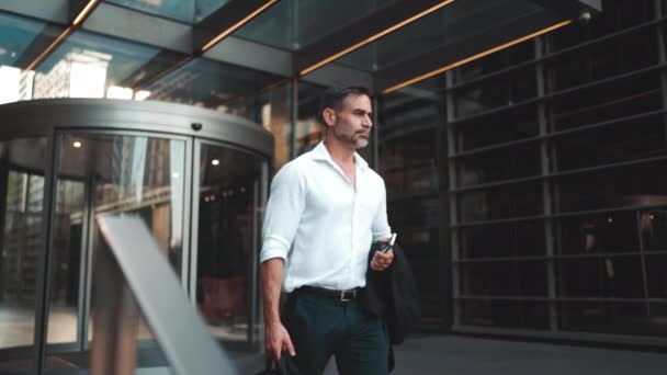 Sakallı Beyaz Tişörtlü Olgun Bir Adamı Şehrin Finans Bölgesindeki Ofisinden — Stok video