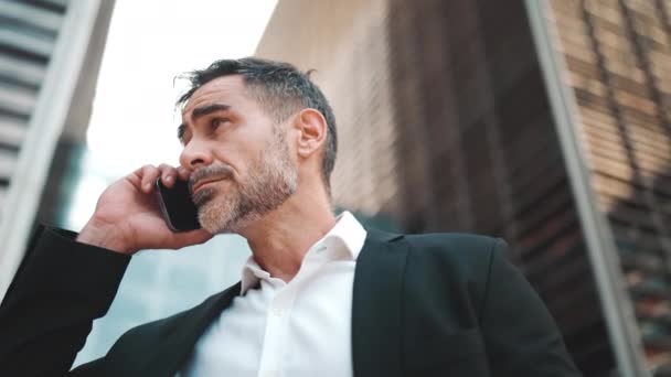 Empresário Meia Idade Com Barba Limpa Roupas Escritório Usa Telefone — Vídeo de Stock